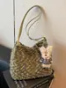 Bolsos de Lana Retro de Nicho para Otoño e Invierno para Mujer 2025 Nuevo Estilo Bolso Cruzado Versátil Bolso de Mano de Moda Bolso Cubo