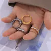 Anillo modelado de micro diamantes geométricos retro transfronterizo acero de titanio chapado en oro de 18k moda chic anillo comodín al por mayor