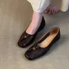 Sapatos femininos slip-on retrô Chuyuji de nicho no estilo old money com fivela de metal e salto baixo para o trajeto