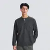 Além disso, a camiseta de outono de 2026 com gola Henley para homens é uma peça falsa de duas peças de manga longa com textura de floco de neve, uma camiseta base vintage