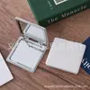 Espelho de Bolso PU Branco Espelho de Maquiagem Portátil Mini Espelho Dupla Face para Retoques Espelho Dobrável Portátil Espelho Pequeno Atacado