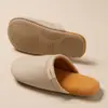 Pantuflas de algodón silenciosas para hombre, con una lujosa textura similar al cuero, perfectas para uso en interiores en dormitorios durante el otoño y el invierno. Tienen una suela suave y antideslizante