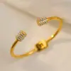 Venta al por mayor transfronteriza del fabricante Oro de 18 quilates Gama alta Incrustado de diamantes Acero de titanio para mujer Joyería que no se decolora Pulsera de acero de titanio con diamante de cabeza redonda
