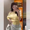 Blusa de tricô amarela estilo coreano, ombro a ombro, de manga longa, para mulheres, única e bonita, adequada para baixinhas, para o início da primavera, com design de clavícula exposta