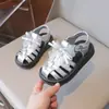 Sapatos de praia para menina com solas macias, sapatos de princesa versão coreana de verão, novos sandálias fechadas trançadas para meninas 2026 com laço