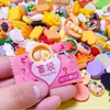 Los estudiantes de jardín de niños y primaria son recompensados con pequeños regalos, regalos de temporada de graduación, recuerdos, papelería, juguetes infantiles de puestos callejeros