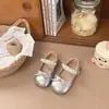 Sapatos Pequenos de Couro de Cor Lisa para Meninas Moda Outono 2026 Sapatos de Princesa com Laço de Pérola Pequenos, Médios e Grandes para Crianças Sapatos de Performance Infantil