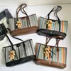 Bolso de Playa con Bloques de Color Rayas de Moda Tejido de Paja Colgante 2026 Estilo Coreano Elegante Nuevo Patchwork Veraniego