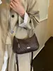 Bolso de media luna simple de moda de nicho con textura tejida vintage, nuevo modelo 2026 para el trabajo y los desplazamientos, bolso de hombro y cruzado para mujer