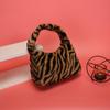 2021 Nuevo Bolso de Peluche Lindo Estilo Occidental para Mujer Nuevo Bolso de Hombro Portátil de Gran Capacidad Estampado de Leopardo Distintivo Bolso de Axila