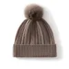Gorro de cachemira cálido para mujer, de punto trenzado liso y color sólido, con un diseño elegante y versátil, perfecto para ir al trabajo, con pompón y un nuevo estilo otoño/invierno
