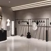 Estante de Exhibición para Tienda de Ropa de Hierro Minimalista Negro Montado en Pared Perchero de Ropa para Tienda de Ropa de Mujer Estante de Ropa de Pared Modelo Nuevo