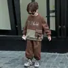 Ropa de otoño e invierno para niños, además de traje de terciopelo 2024, nuevo suéter deportivo grueso y atractivo para niños, traje de dos piezas de invierno para niños