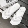 Comercio exterior transfronterizo huecas permeables al agua chanclas de verano para hombre calzado exterior color sólido casual playa baño drenaje de agua zapatos de playa