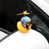 Decoração de Carro Pato Amarelo em Alta nas Redes Sociais, Pato de Moto com Capacete de Influenciador de Mídias Sociais Estilo Tiktok