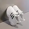 Zapatos Casuales Infantiles de Jardín de Infancia 2025 Estilo Nuevo Tejido Fly Malla Hueca Zapatos Infantiles Zapatos Deportivos Transpirables para Niños Venta al por Mayor