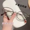 Nuevo marco de gafas de titanio chapado en oro, forma ovalada, ultra ligero, moderno, esencial para celebridades de internet, sin maquillaje para mujer, venta al por mayor desde fabricante de Danyang