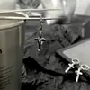 Brincos de Argola Cruzados de Novo Estilo para Homens, Acessórios de Orelha em Aço Inoxidável, Presilhas de Orelha para Mulheres, Presilhas de Orelha com Design Exclusivo, Acessórios de Luxo