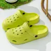 2026 Nuevos Zapatos de Agujeros con Suela Gruesa para Mujer Verano Uso al Aire Libre Pantuflas con Punta Bulbosa Suela Suave Antideslizante Aumento de Altura Fácil de Poner