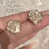 Pendientes de botón de camelia blanca de circón vintage estilo francés, pendientes de moda de alto nivel con temperamento, accesorios para orejas de diseño de nicho versátiles