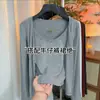 Camiseta versátil de color liso, suave y sencilla, de manga larga, cuello en U, estilo dos piezas falsas para mujer, top de moda estilo coreano para otoño 2025