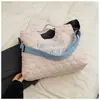 Otoño 2026 Nuevo Bolso de Gran Capacidad para Estudiantes y Viajes Diarios Bolso Tote Portátil para Mujer Bolso de Hombro con Bordado de Letras Bolso Cruzado