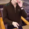 Sudadera nueva para hombre 2026 con media cremallera y cuello alto, camiseta de manga larga de retazos con hombros de cuero para primavera/otoño, capa base casual de negocios