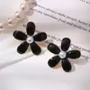 Brincos de tarraxa de luxo leve de nicho de alta qualidade, design de pétalas tridimensionais, brincos de flor, prata pura, temperamento versátil, moderno, versátil, orelha