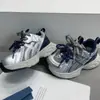 Zapatillas retro transpirables de malla hueca con estampado de letras y doble tira decorativa de retazos, nuevas zapatillas de correr para otoño de 2026