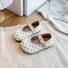 Sapatos de couro fofos com bolinhas para meninas, nova coleção primavera/outono 2026, sapatos de princesa Mary Jane, sapatos para crianças pequenas com fecho de velcro, mocassins estilo coreano
