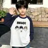 Camiseta de manga larga para niño de algodón puro con bloques de color, capa base para primavera/otoño, nuevo top raglán estampado elegante y versátil para niños