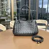 Bolsa Cesta Tecida de Couro Novo Transfronteiriça Bolsa Cesta de Legumes Portátil Retro de Alta Qualidade Bolsa de Ombro Único Transversal Feminina de Grande Capacidade