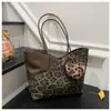Bolsa Tote Retrô com Estampa de Leopardo Tendência para Mulheres, Nova de Grande Capacidade, Única, Nicho, Alta Qualidade, Bolsa de Ombro Versátil