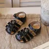 Sandálias Novas de Verão 2026 Estilo Coreano Infantil Moda Retrô Camélia Bico Fechado Sapatos para Crianças Pequenas Sandálias Romanas de Bebê