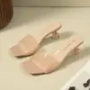 Sandalias deslizantes versátiles y transparentes 2026 Verano nuevo tacón de aguja de cristal francés punta cuadrada tira única chanclas de moda nicho
