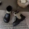 Botas de cuero de media pantorrilla versátiles para uso diario casual infantil, modelo otoño 2026, con hebilla de cinturón y diseño de costuras