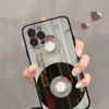 Funda para iPhone 15 con temática de juego retro en gris