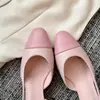 Nuevo esquema de colores para la colección de 2026: sandalias rosas, chic, con diseño de punta cerrada, parte trasera abierta y tacones gruesos