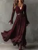 Vestido bohemio de ante sintético con cinturón, escote en V pronunciado, aplicaciones de encaje y volantes, con un ambiente atmosférico