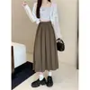 Foto real de falda plisada de principios de otoño para mujeres de talla grande, falda línea A que reduce la edad con diseño único, falda midi de verano de color liso