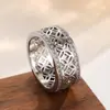 Conjunto de Anel e Pulseira Estilo Palácio Retrô Padrão Floral Vazado Superfície Curva Ornamentos com Pedras Strass Inlay Populares na Europa, América e Oriente Médio