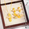 Set de Joyería Étnica Chapado en Oro de Xinjiang, Collar con Colgante de Flor de Cuatro Hojas Cepillada para Mujer, Estilo Hada de Chica Rica