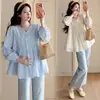 Outono 2026 Moda Gestante Design Francês Gola V Senso de Design Bordado Doce Camisa Boneca Tamanho Grande Top Gestante Solto
