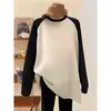 Camiseta feminina de manga longa com gola redonda escovada em cor contrastante, top casual solto de comprimento médio para outono, cobre os quadris, blusa base espessada