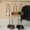 Bolso de mano retro de nicho para ir al trabajo, nuevo bolso de moda para mujer Otoño 2026, bolso de axila de gran capacidad versátil tipo almohada