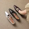 Versión de cuero suave~Sandalias de punta fina con remaches de estilo vintage y tacón de cuña de 2 cm, elegantes y versátiles para ir al trabajo, zapatos pequeños de punta fina a la moda