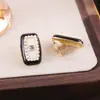 Pendientes Piercing de Moda y de Alta Gama Incrustados con Diamantes Negros para Mujer en Otoño e Invierno, Versátiles Pendientes de Clip Triángulo de Lujo Ligero al por Mayor