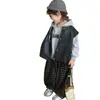 Colete de Couro Tendência para Meninos Primavera e Outono 2026 Conjunto de Três Peças com Calça Xadrez Estilo Coreano Infantil e Moletom com Capuz Casual Cool