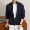 Cárdigan de punto grueso con cremallera para hombre, con cuello alto, patrón de trenzas, una prenda exterior estilo suéter y una nueva colección de invierno para 2026