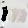 Calcetines para niñas Yishuangshuang, nuevos calcetines de otoño e invierno con forma de corazón de dibujos animados hasta la mitad de la pantorrilla, algodón peinado, calcetines estilo Miu con letras y caras sonrientes para estudiantes